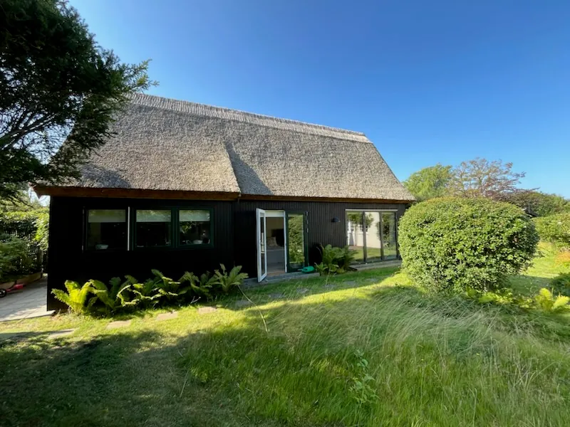 Sort træhus med have bygget af NB Entreprise i Nordsjælland