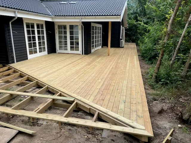 Træterrasse under opbygning med synlige strøer